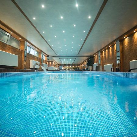 Prezident Hotel Újvidék Kültér fotó The swimming pool at the hotel