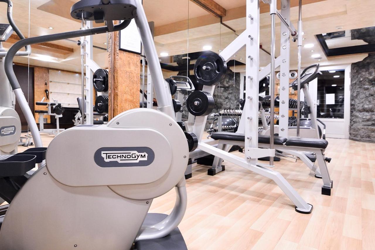 Prezident Hotel Újvidék Kültér fotó A Technogym machine