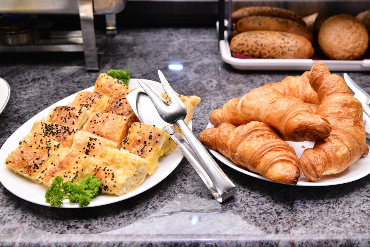 Prezident Hotel Újvidék Kültér fotó Croissants and sesame bread