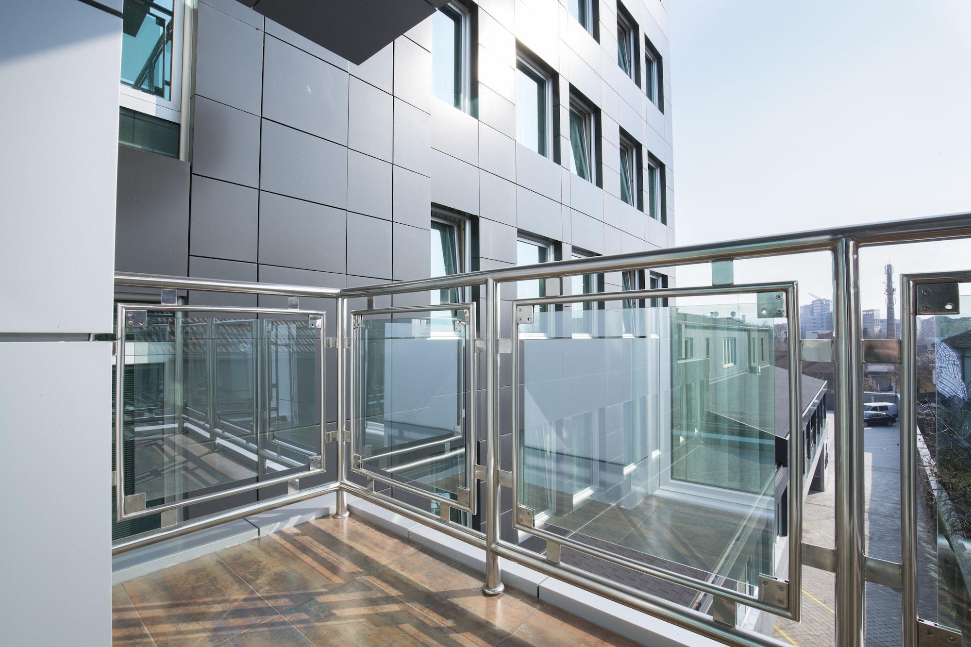 Prezident Hotel Újvidék Kültér fotó Stainless steel balustrade