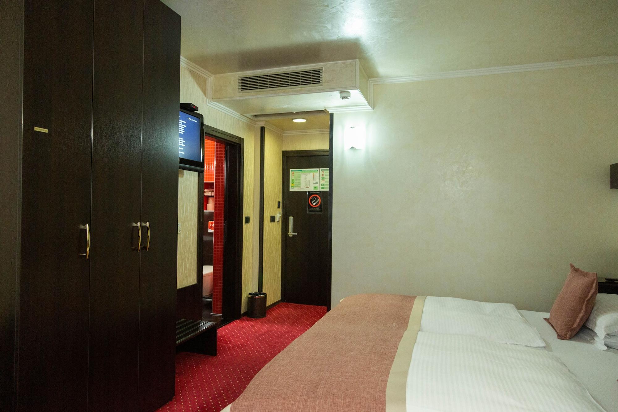 Prezident Hotel Újvidék Kültér fotó A room at the hotel