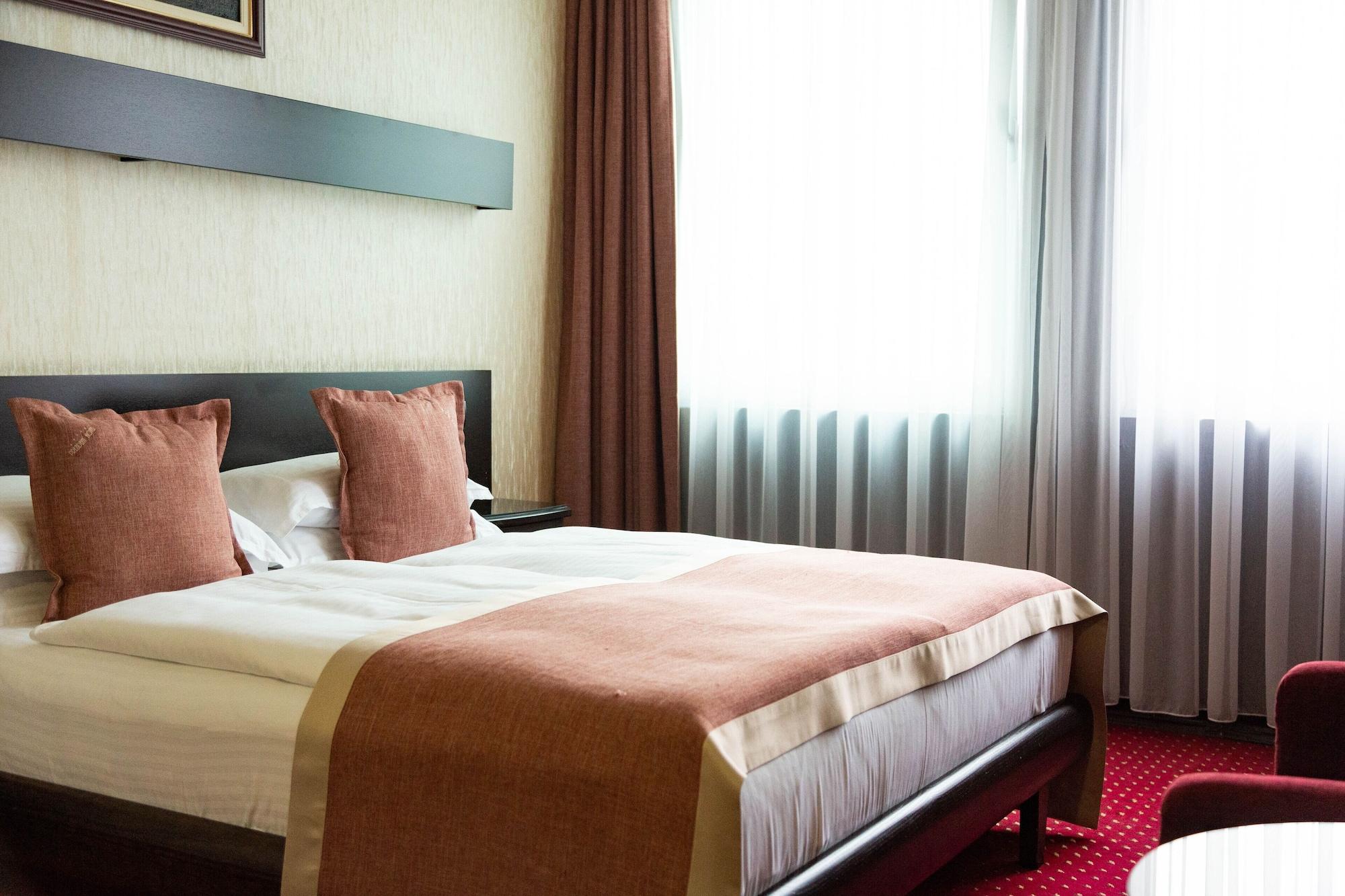 Prezident Hotel Újvidék Kültér fotó A bedroom in a hotel