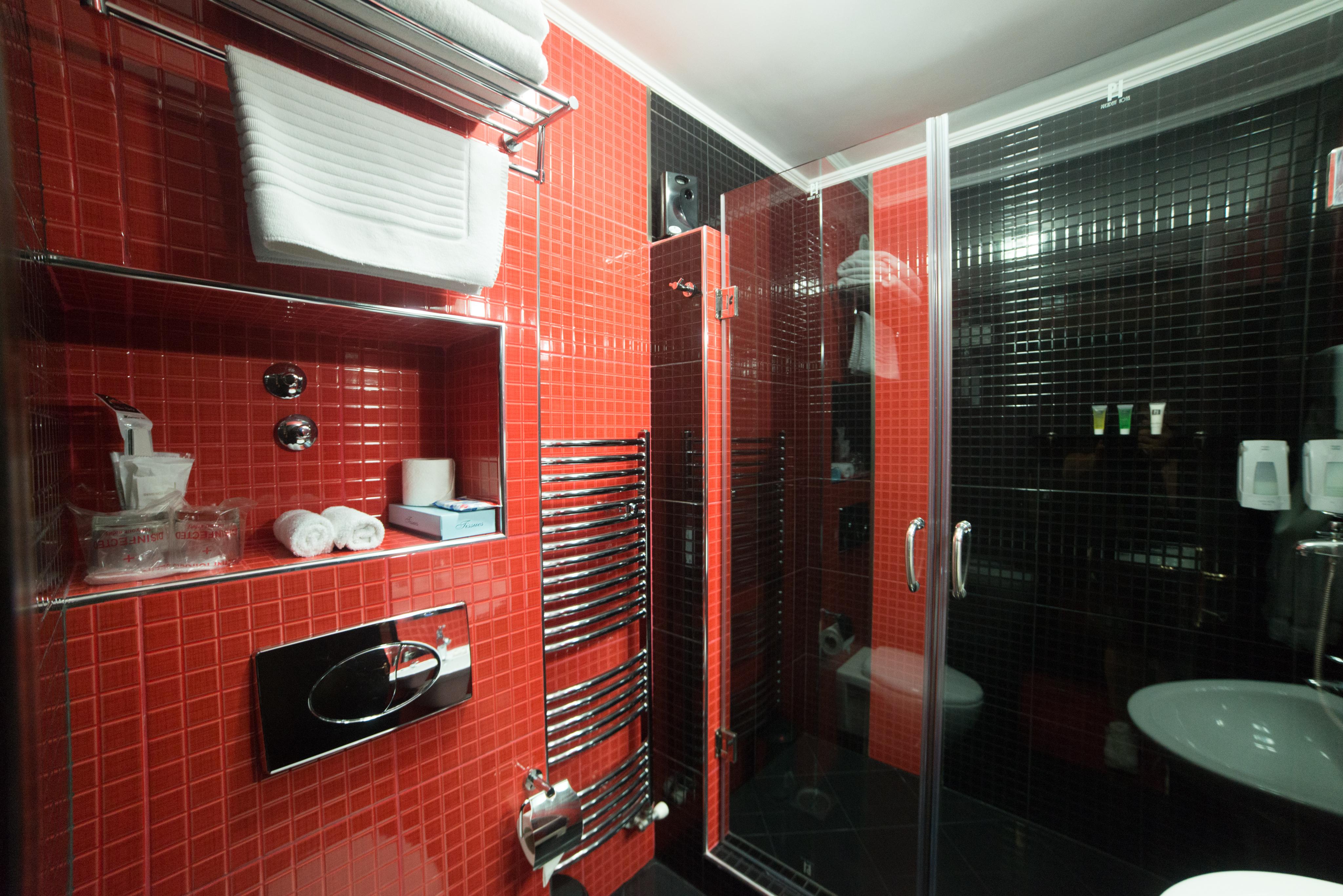 Prezident Hotel Újvidék Kültér fotó A shower cubicle