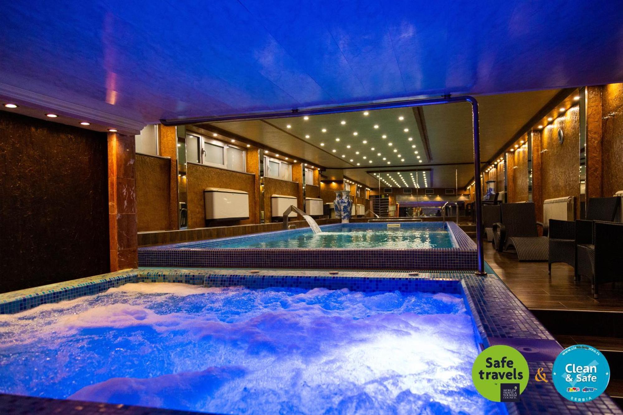Prezident Hotel Újvidék Kültér fotó The swimming pool at the hotel