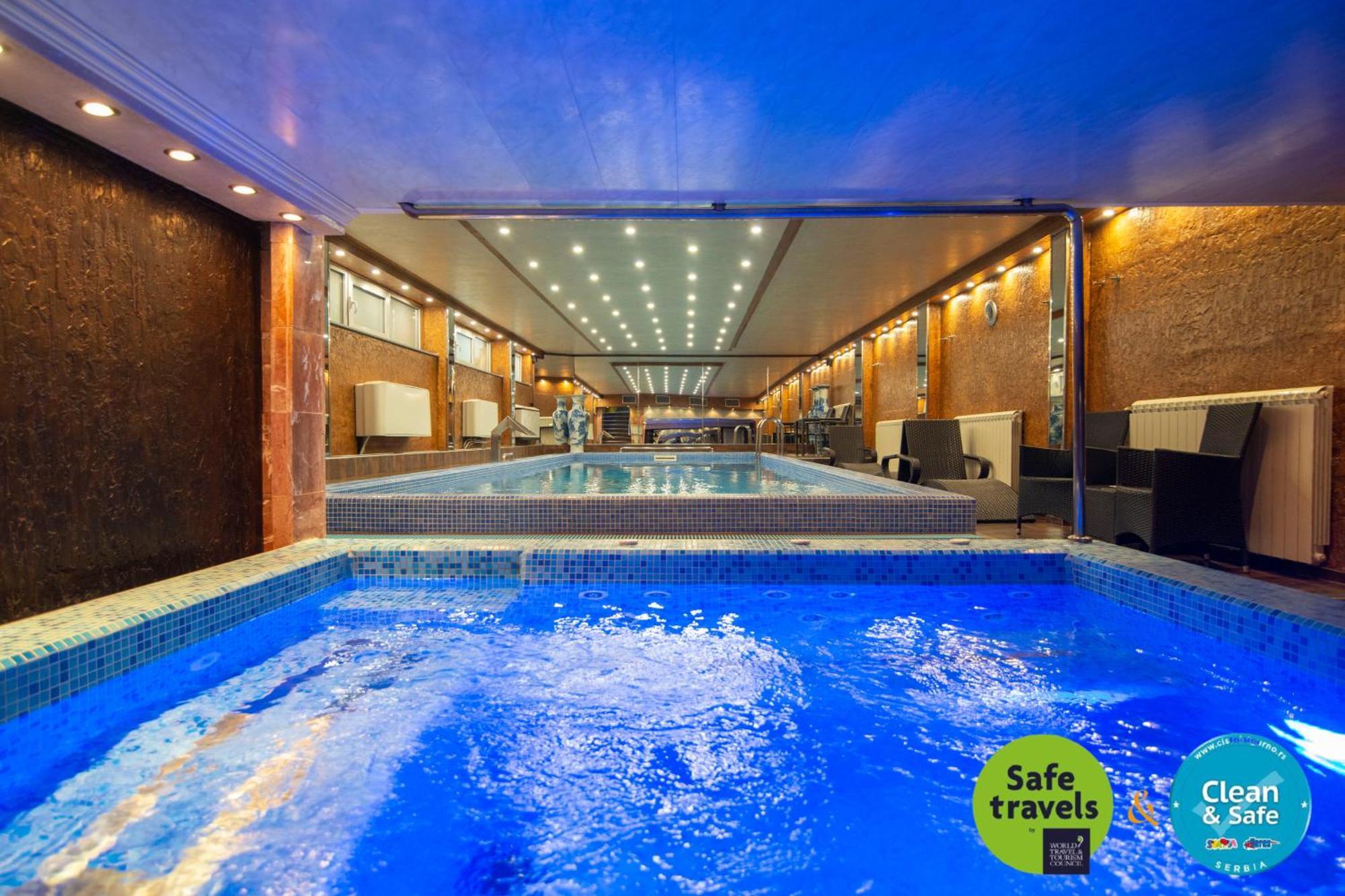Prezident Hotel Újvidék Kültér fotó The swimming pool at the hotel